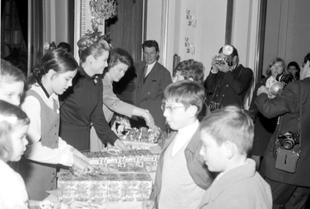 Distribution de jouets aux enfants
