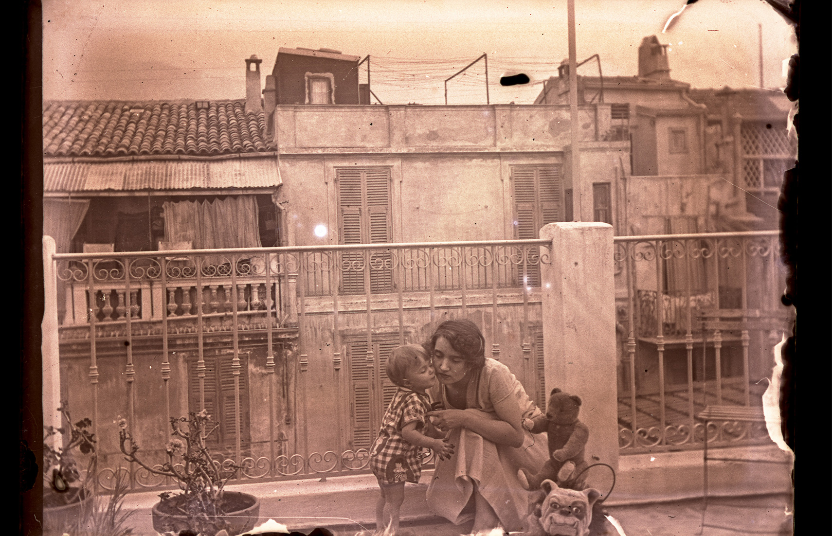 Une femme et un enfant sur une terrasse de Monaco-Ville