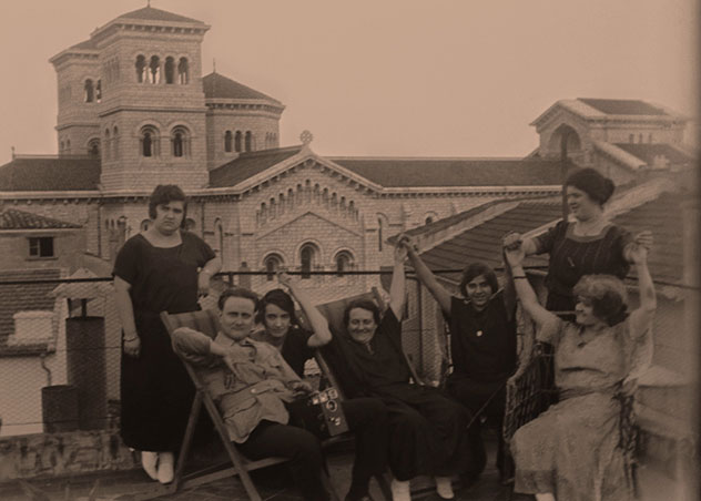 Une famille pose sur une terrasse
